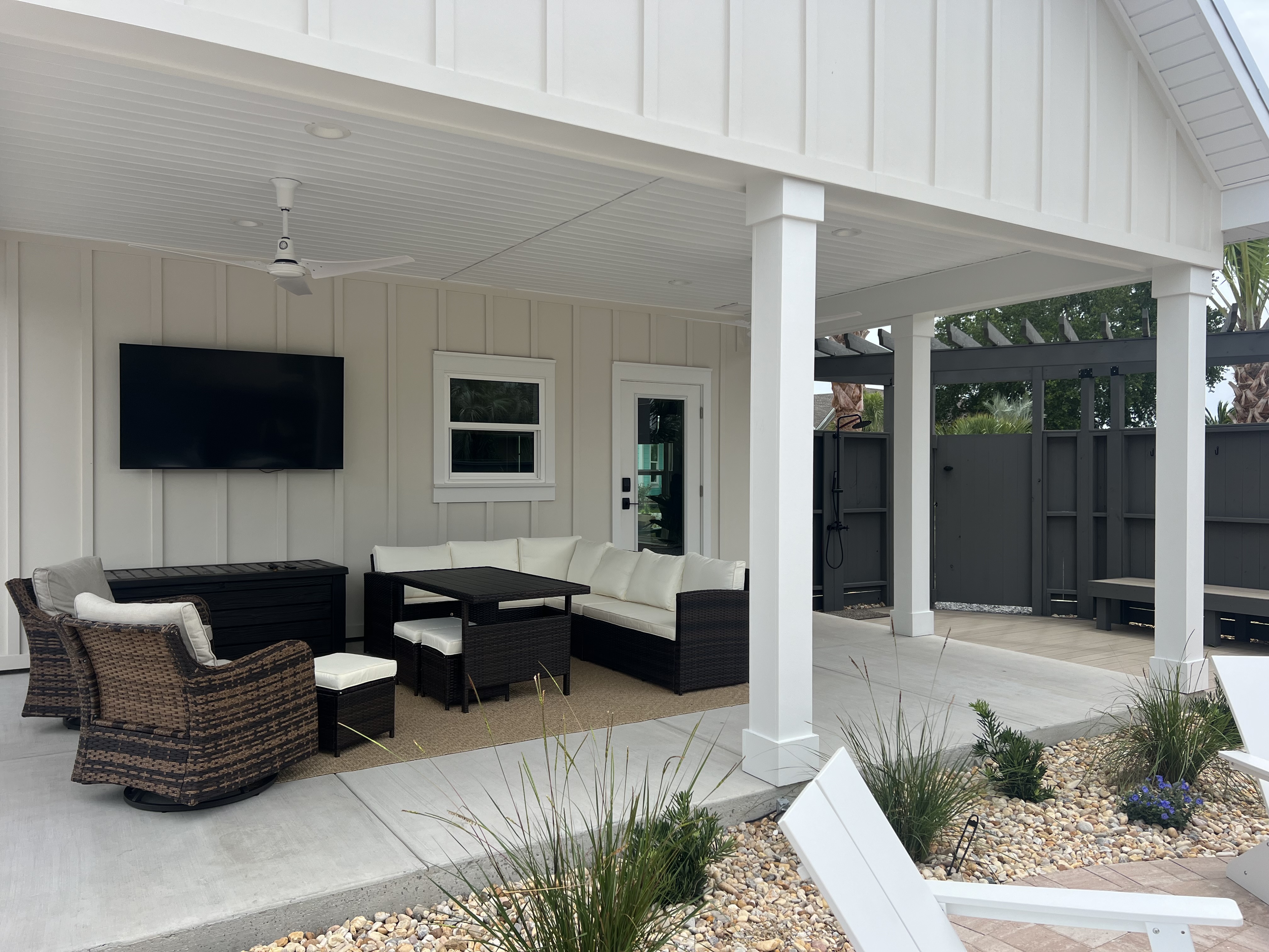 Covered patio with outdoor TV