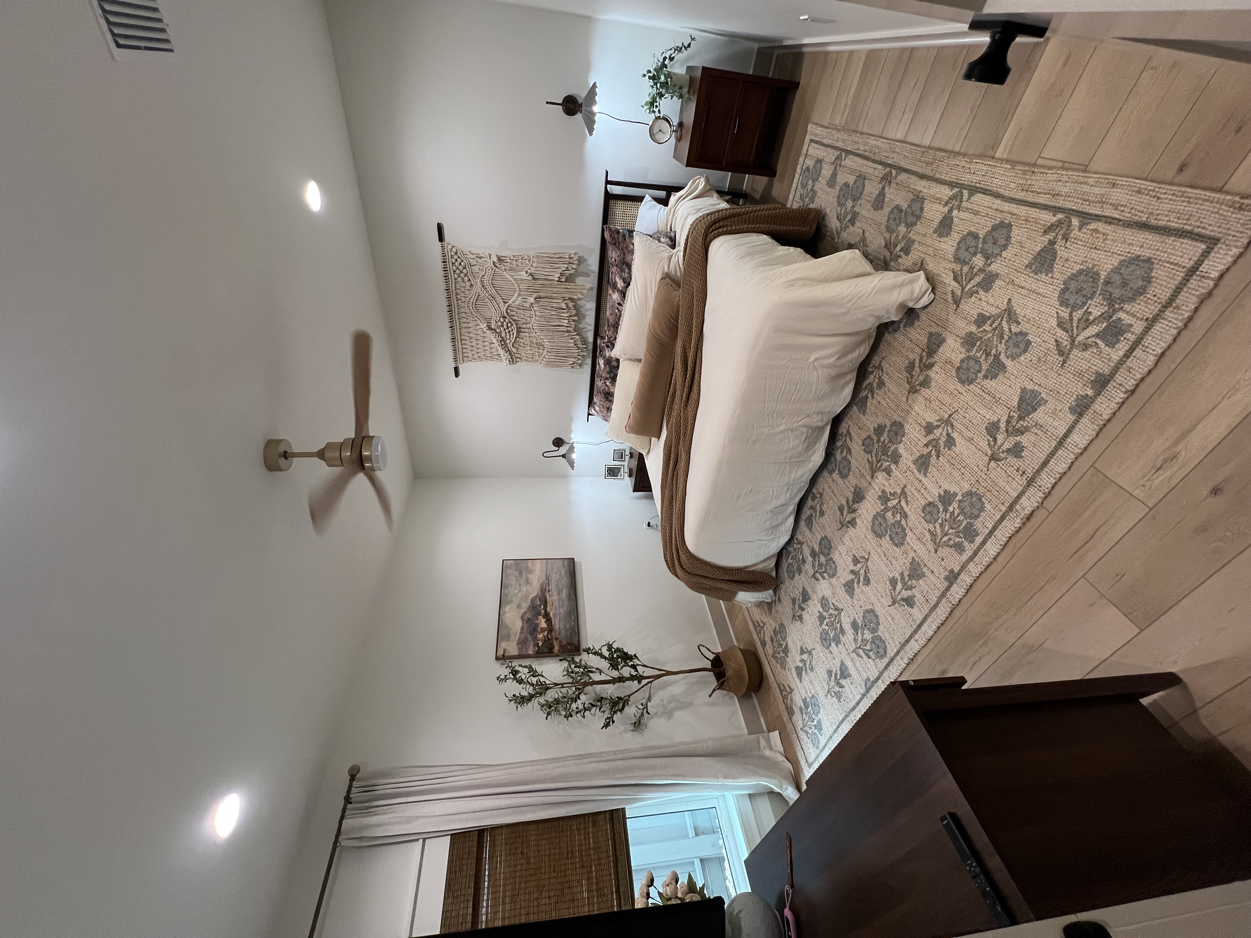King master bedroom with macrame wall art